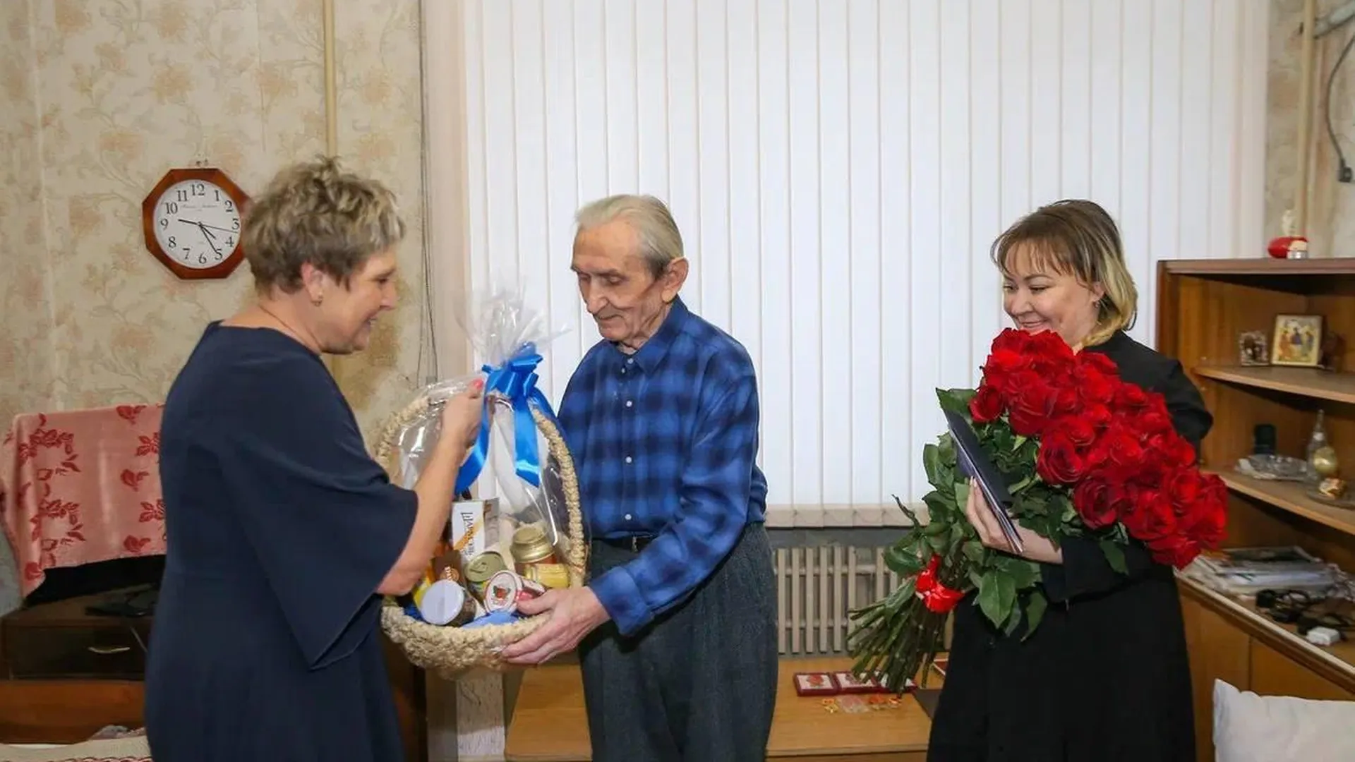 Ветерана ВОВ из Химок Владимира Афанасьева поздравили с Днем защитника Отечества