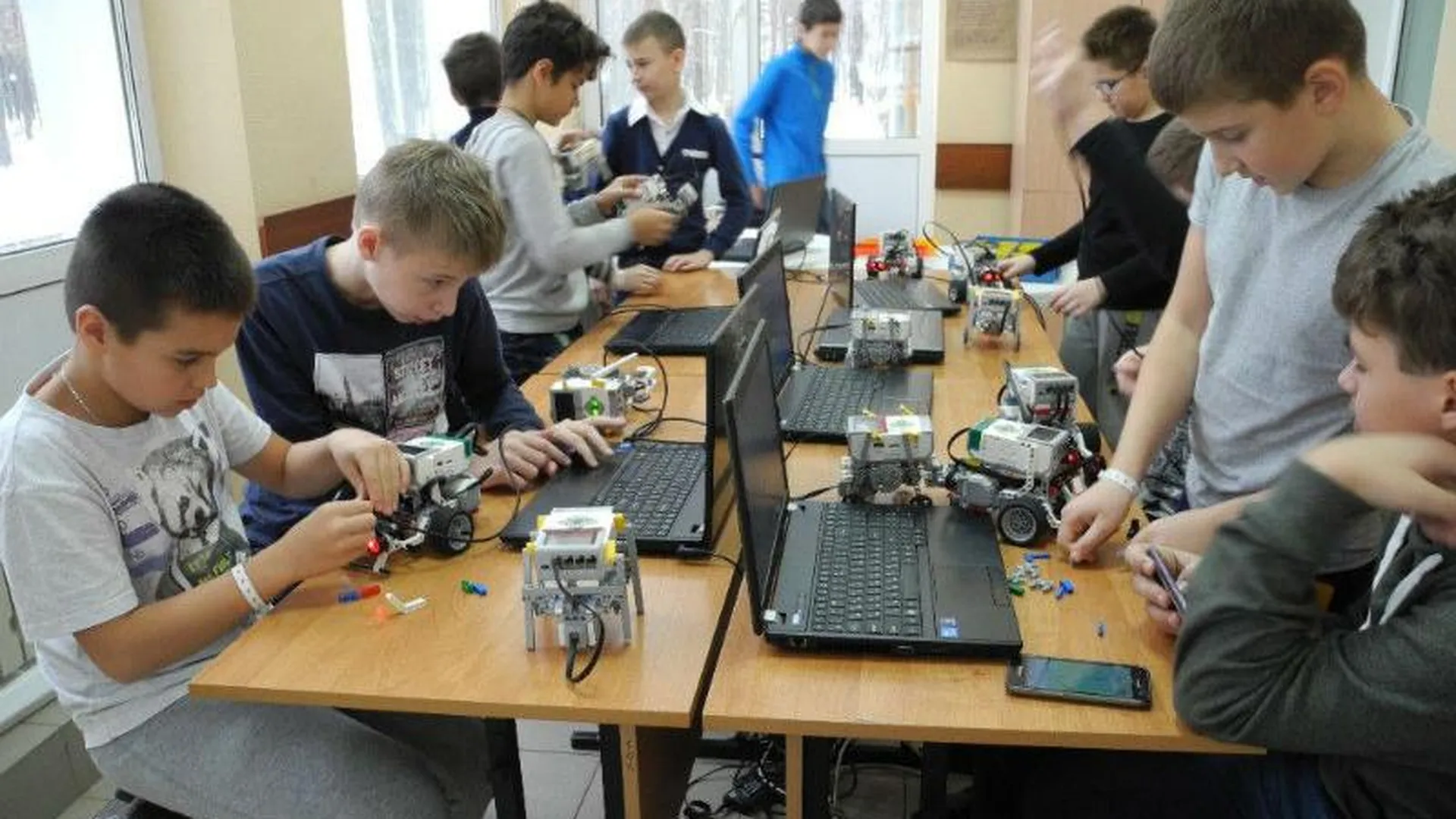 Ребята из Подмосковья изобретали роботов в специализированном лагере в Жуковском