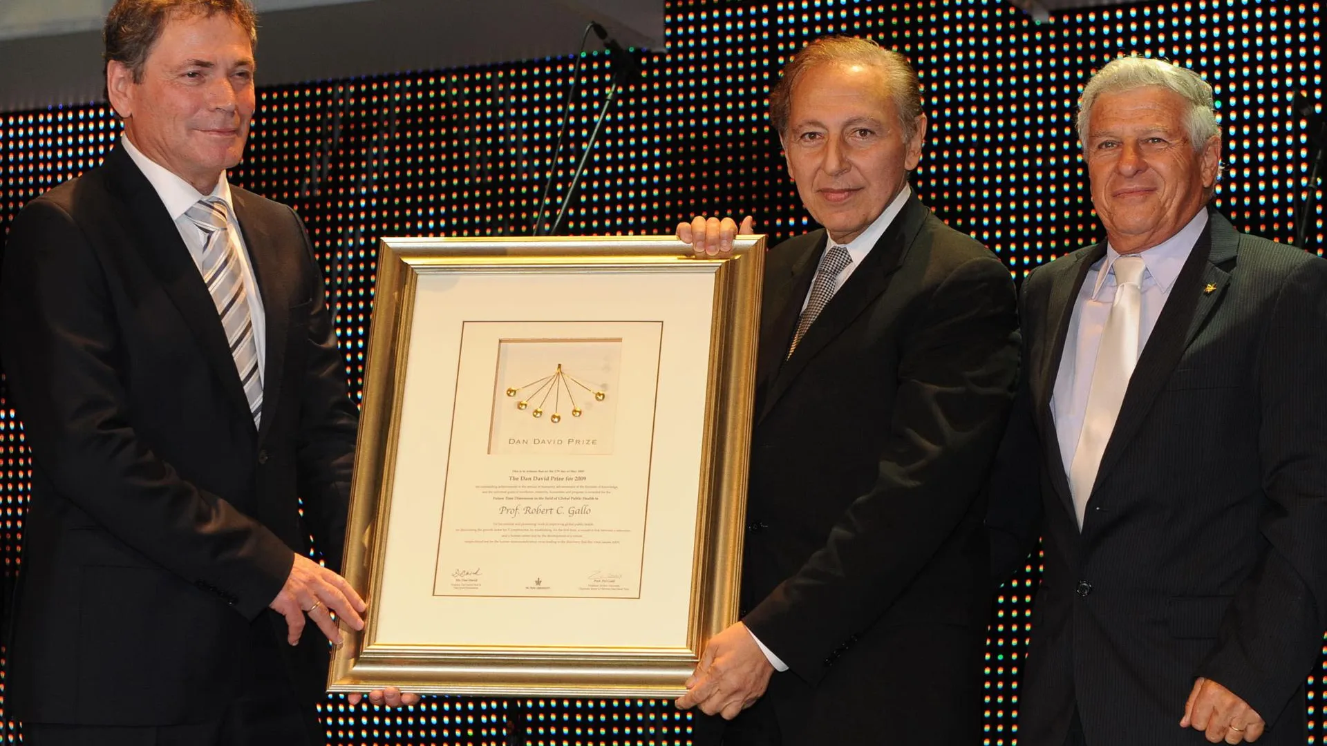 Американский ученый Роберт Галло (в центре) получает Нобелевскую премию за открытие ретровируса ВИЧ, 2008 год. Сейчас вирусологу 86 лет