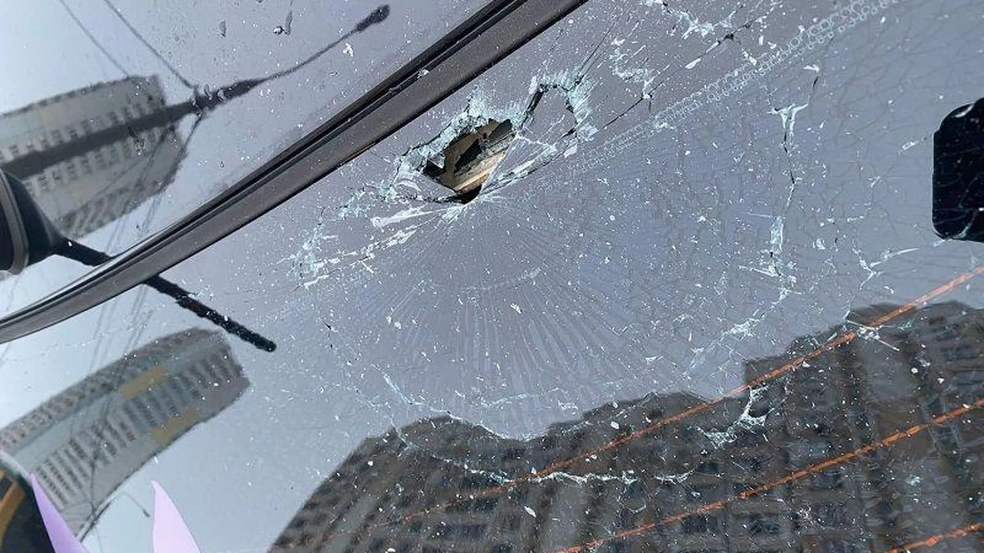 Маленький хулиган в Чехове разбил окно чужого авто ледышкой