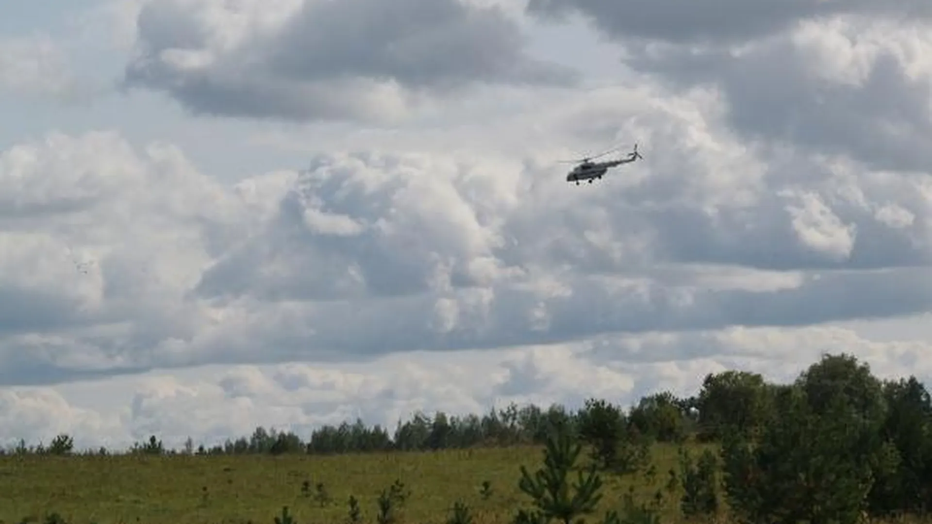 Вертолет Ми-8 из-за неисправности приземлился у озера в Красноярском крае