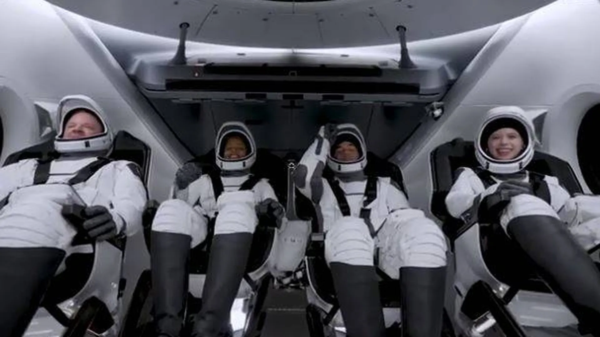 Первый полностью гражданский экипаж отправился в космос. Туристов еще ждут испытания