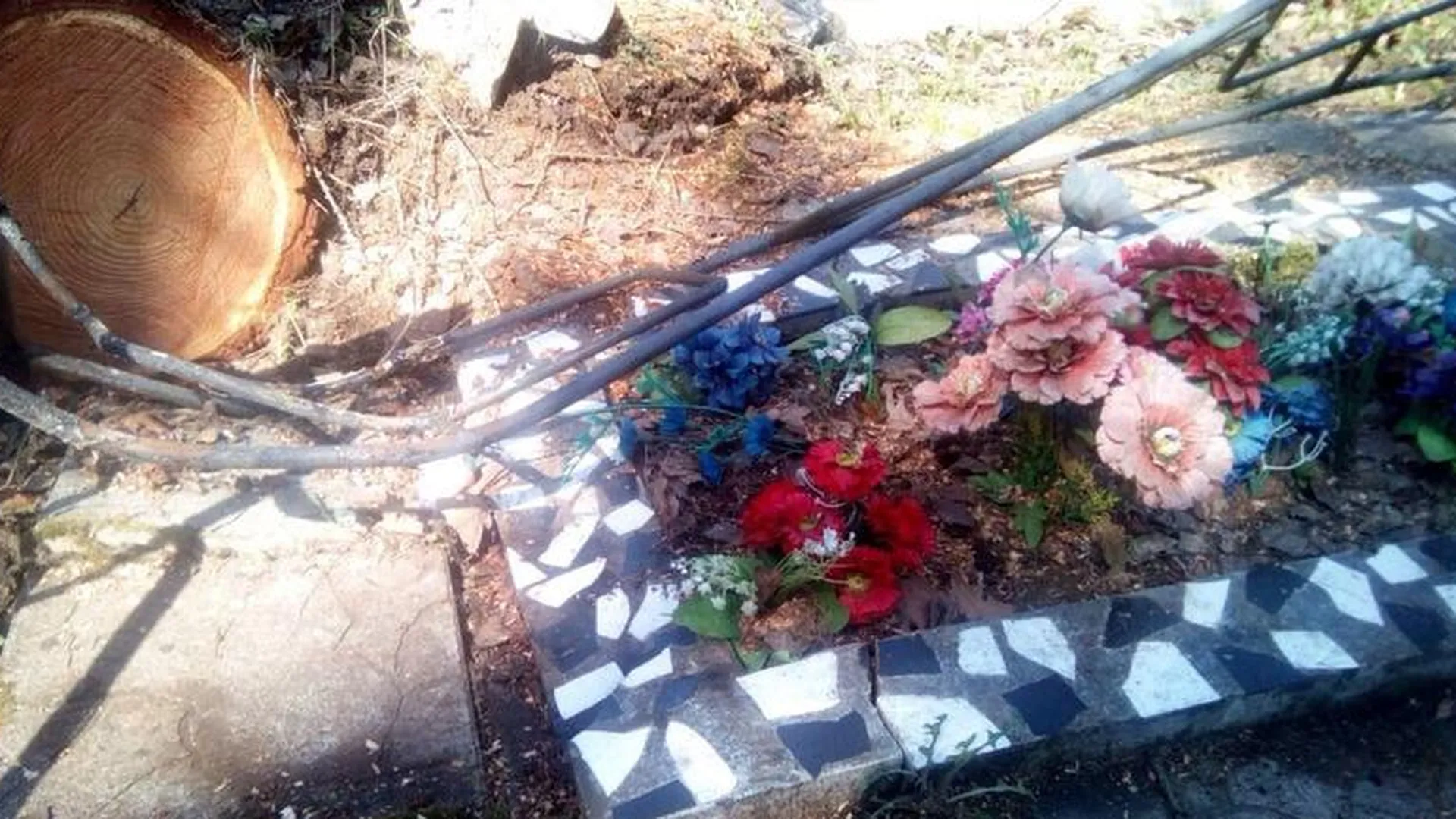 Клинчанка обвинила управляющих кладбищем в порче оград и надгробий