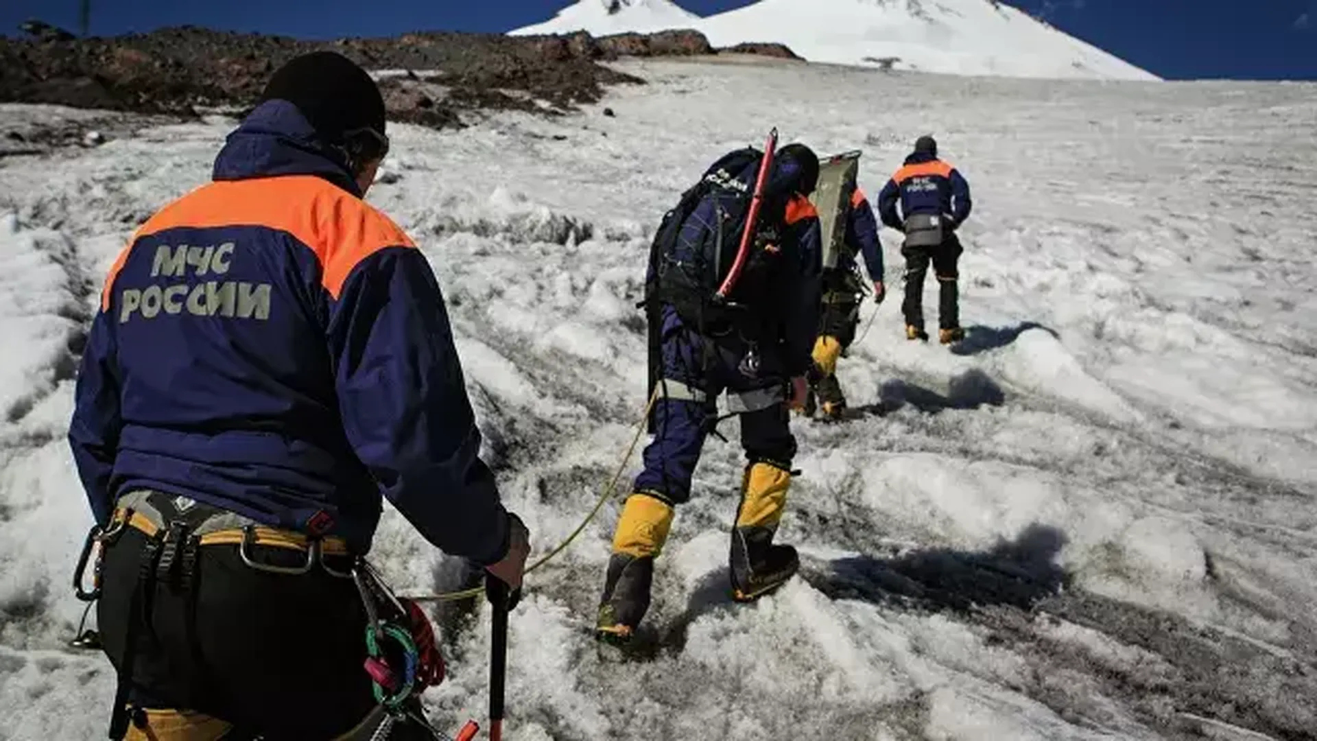 Непогода не позволила спустить с Эльбруса тела погибших альпинистов