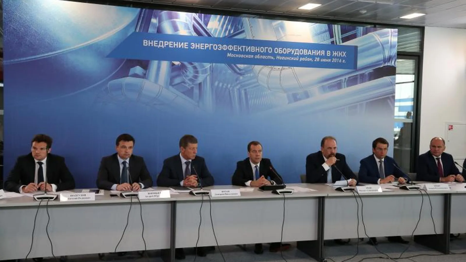 Медведев: на латание дыр в ЖКХ тратятся огромные средства