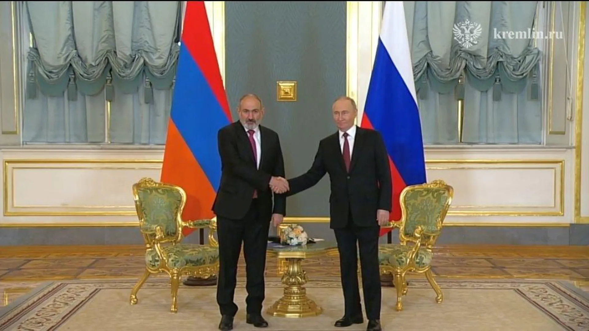 Путина с Пашиняном накормили в Кремле борщом с пампушками и пельменями