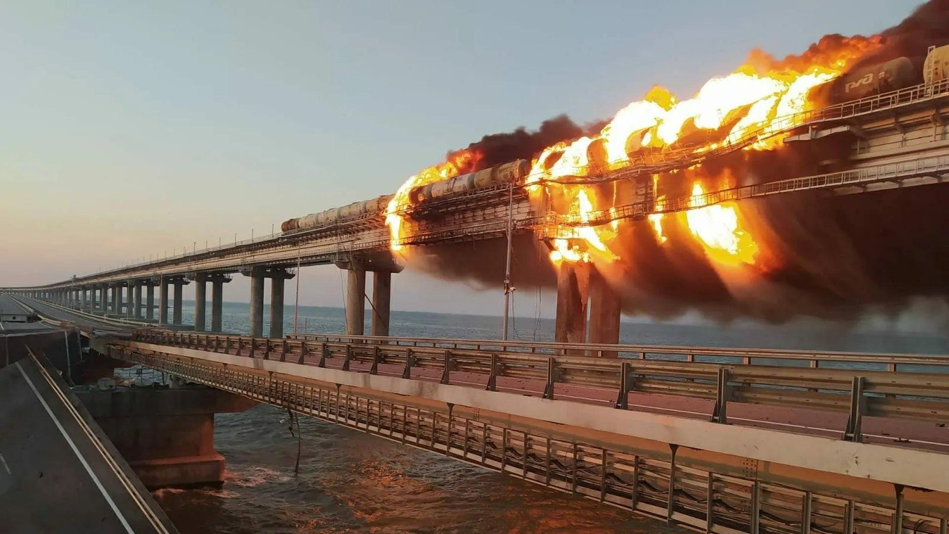 Взрыв на Крымском мосту 8 октября 2022 года. Фото: vk.com/myfeo_ru