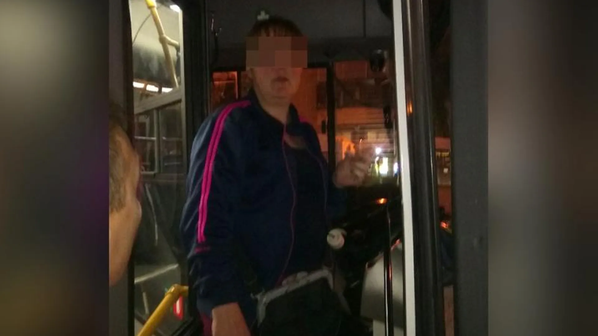 Кондуктор автобуса выгнала школьницу из-за неработающего терминала в Лобне