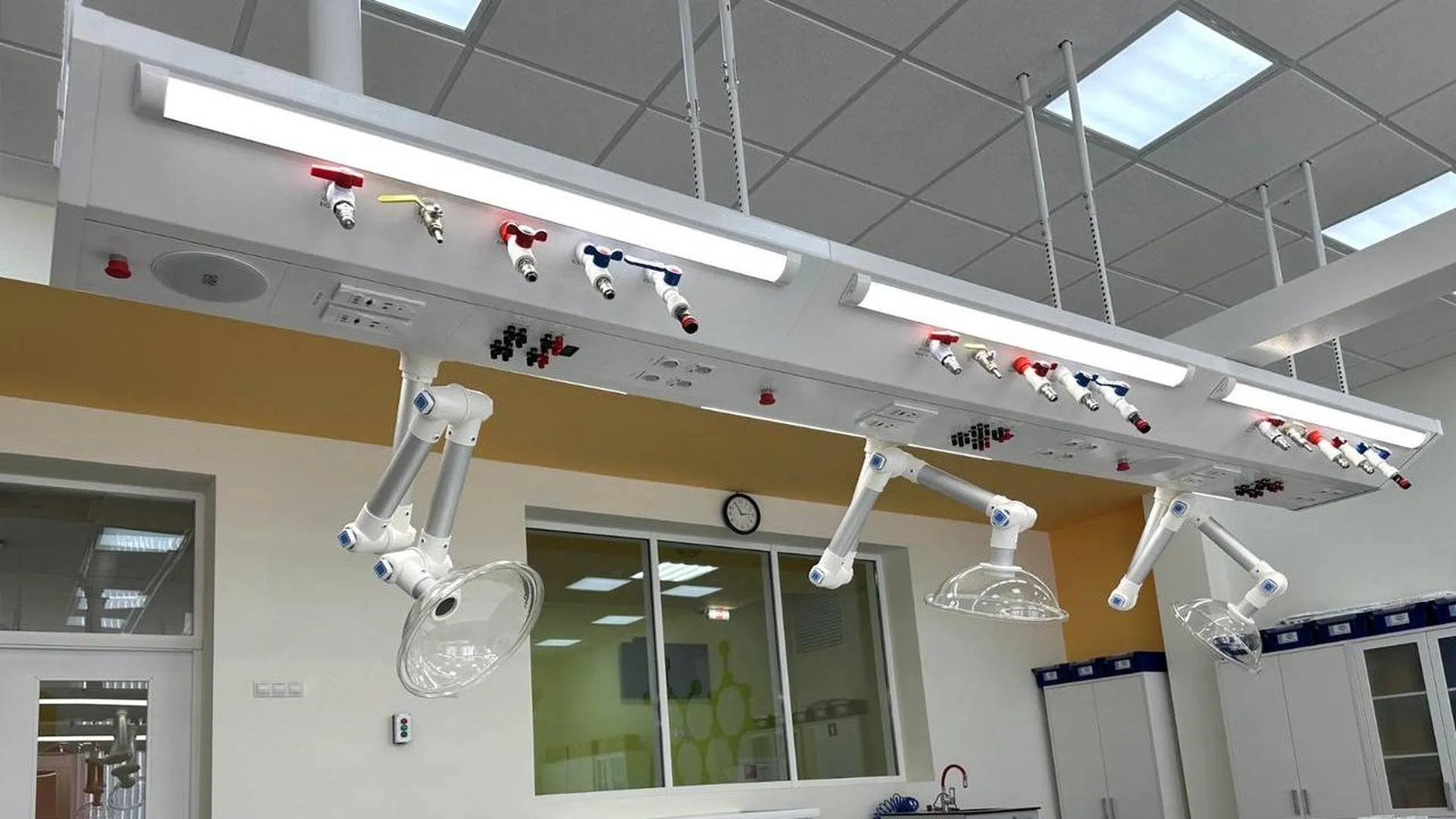 Компания из Подмосковья разработала уникальную потолочную систему для опытно-лабораторных классов