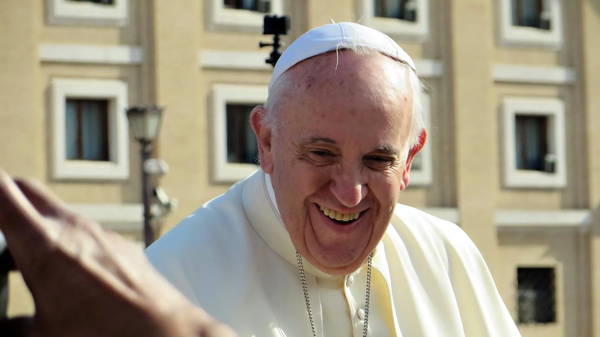 Кровь на одеянии папы римского. Ватикан заподозрили в финансировании Украины