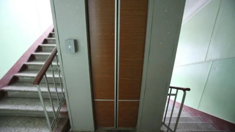 Комиссия застряла в лифте при проверке ремонта подъездов в Дзержинском