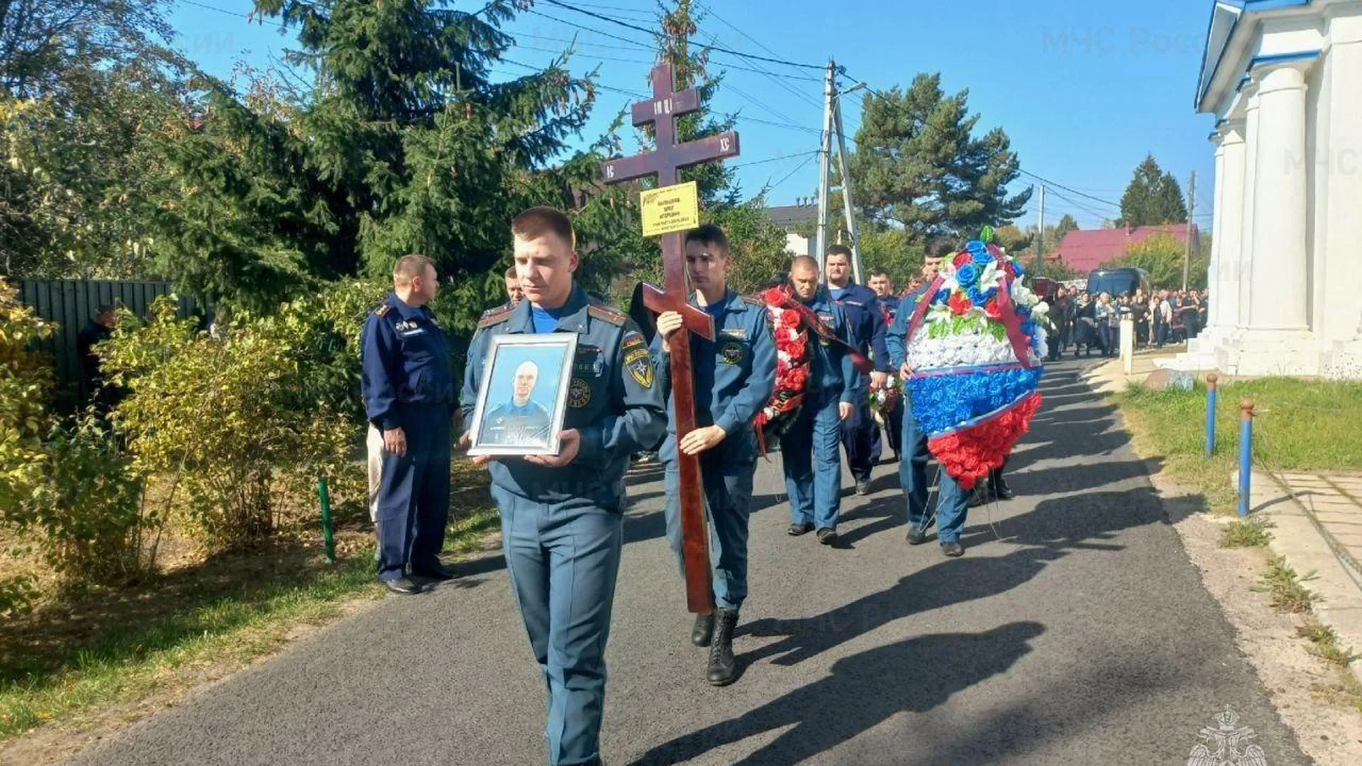 Погибшего на месте взрыва газа спасателя Олега Калмыкова похоронили в Подмосковье с воинскими почестями
