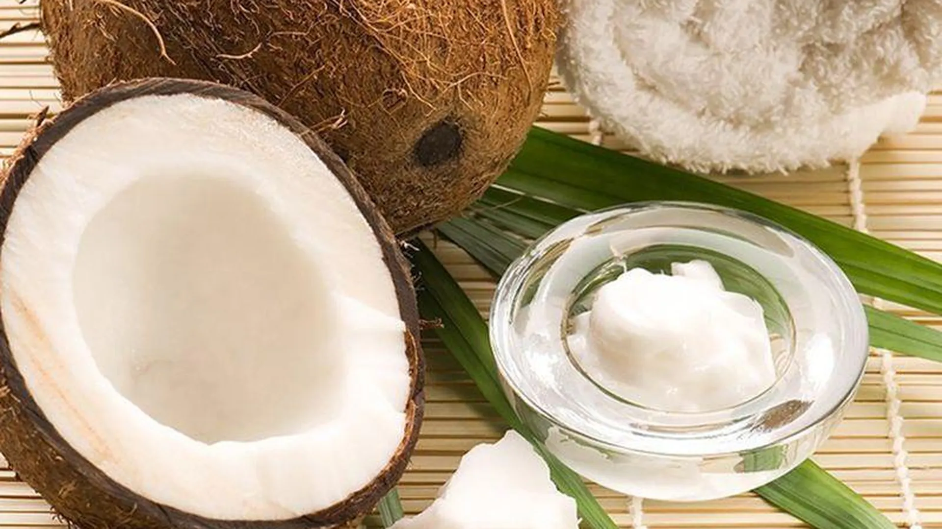 Стоматолог развеял миф тиктокеров о пользе кокосового масла для зубов