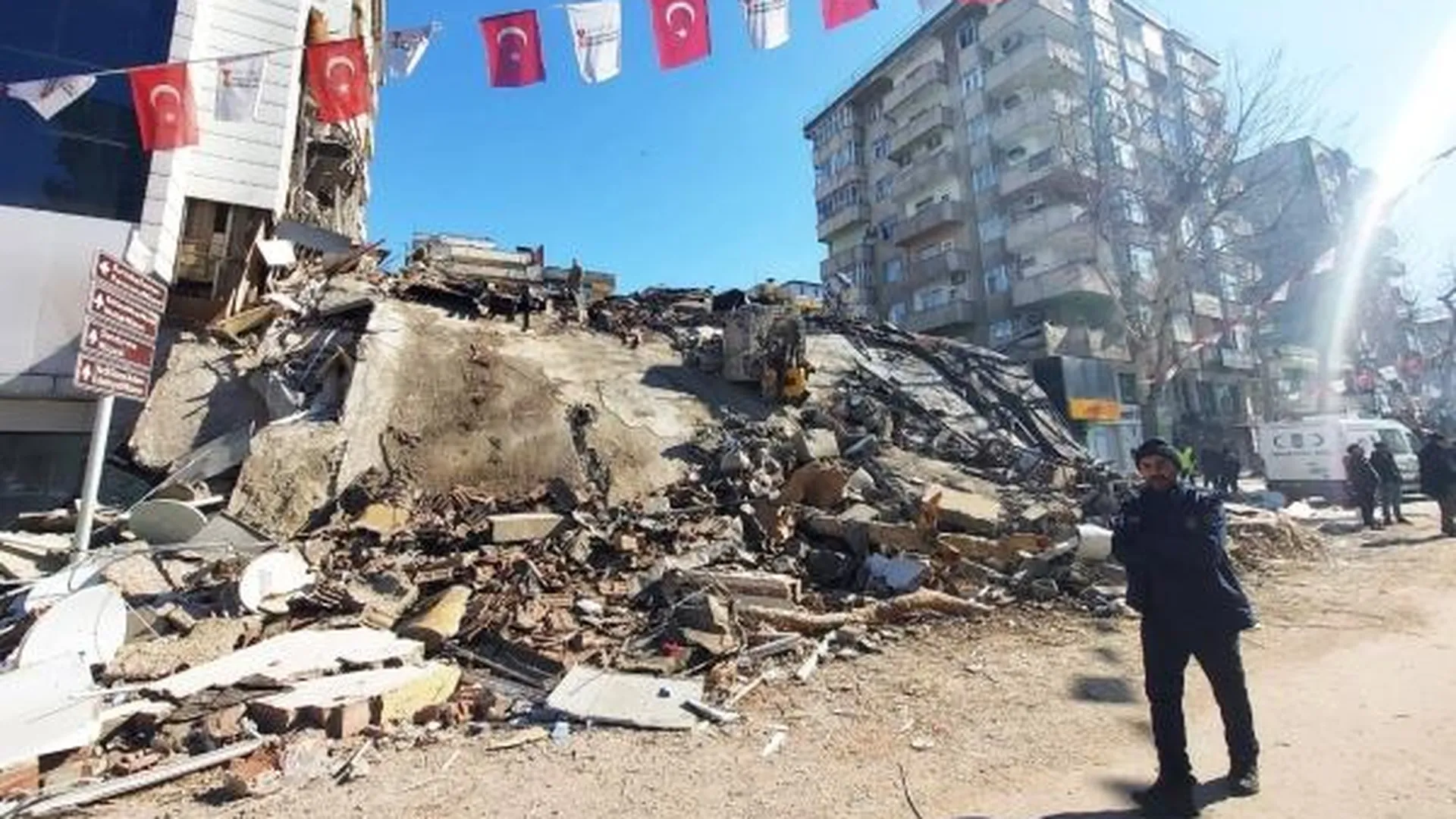 Число погибших в результате землетрясений в Турции достигло 44 218 человек