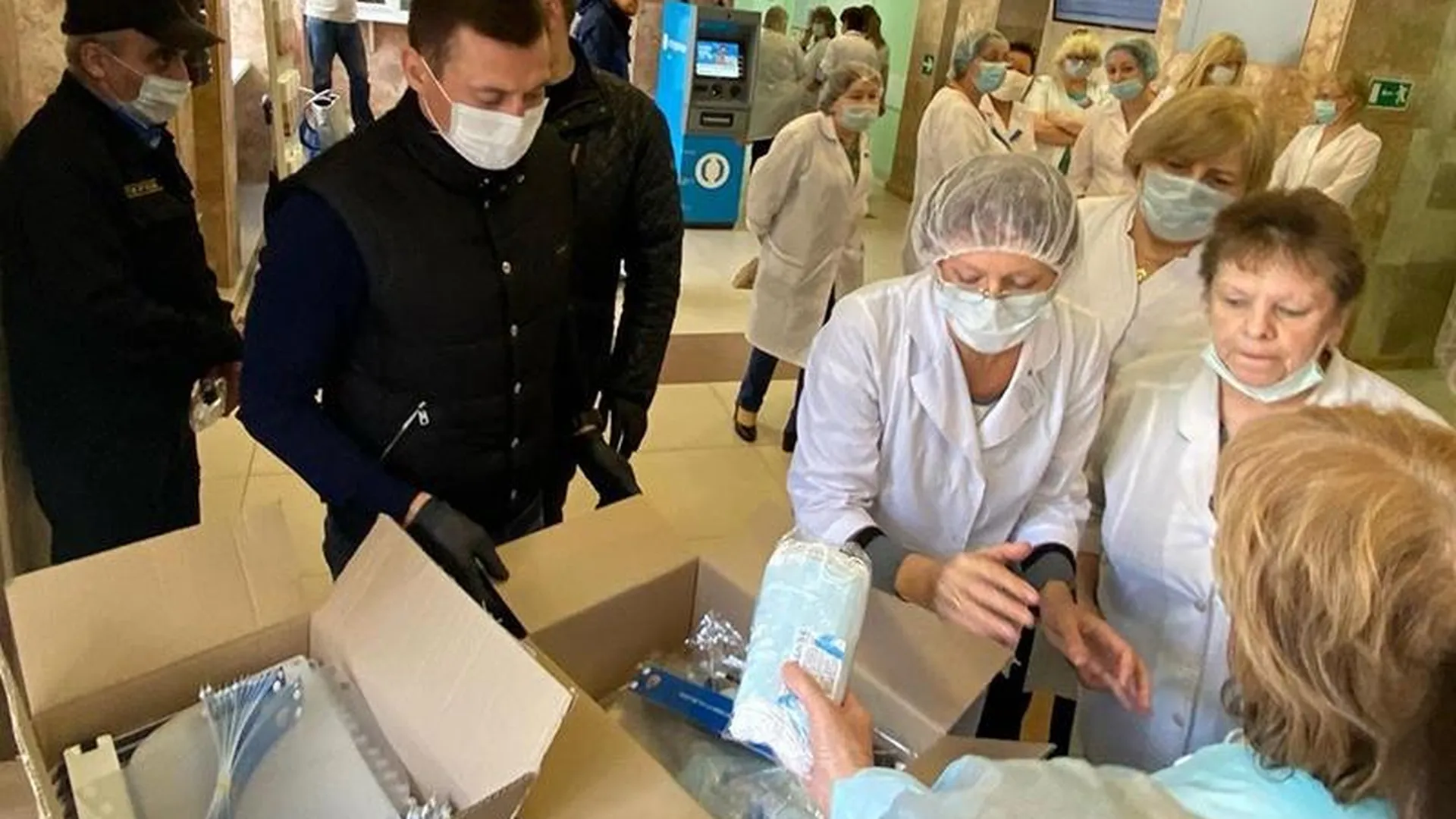 Александр Легков привез защитные маски медикам Красноармейска