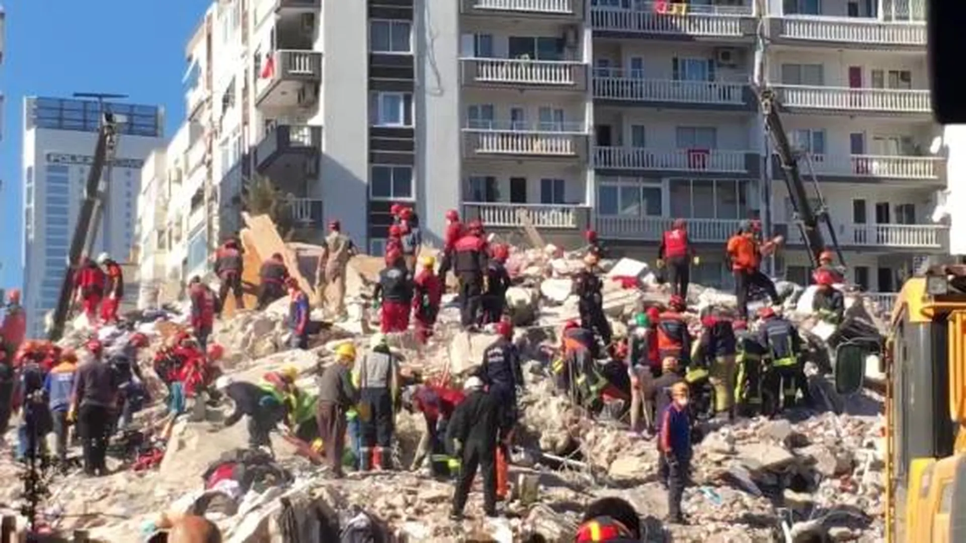 Число погибших после землетрясения в Измире возросло до 35