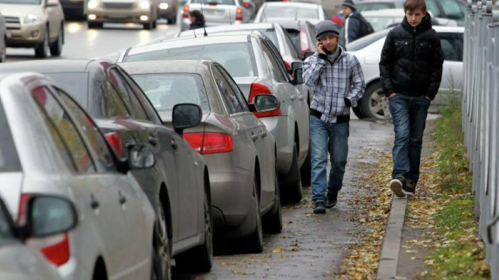 В Ярославле подростки устроили батут на припаркованных автомобилях