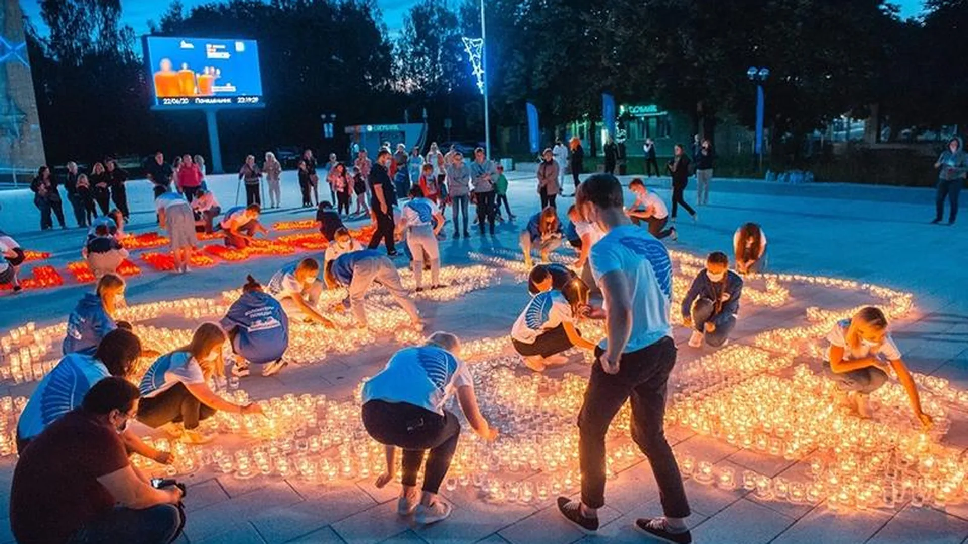 Огненное изображение воина-освободителя из 5 тысяч свечей собрали в Звездном городке 