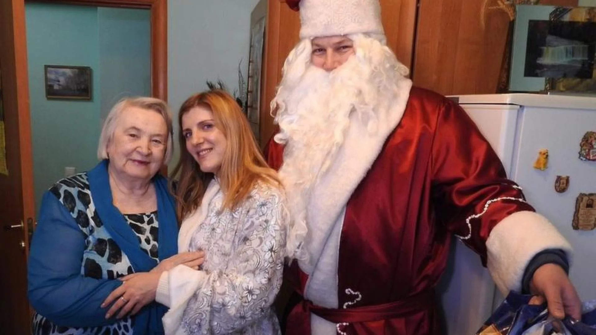 Постояльцев Климовского дома-интерната поздравили Дед Мороз и Снегурочка