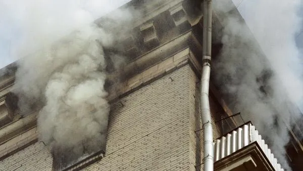 Человека спасли из горящей пятиэтажки в центре Москвы