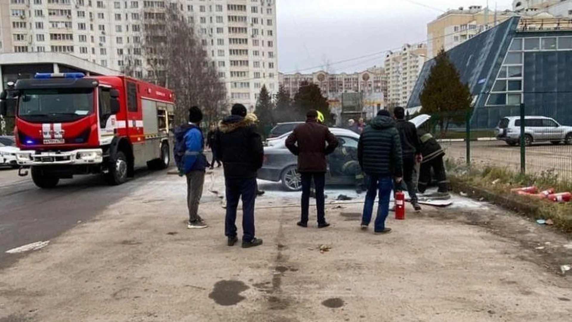 На парковке в Солнечногорске вспыхнула дорогая иномарка при автозапуске