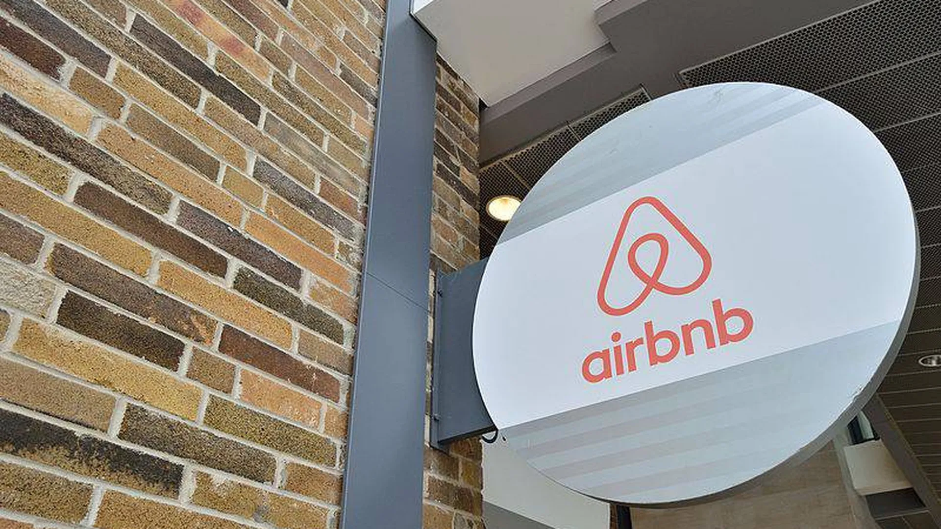 Airbnb заявила о приостановке деятельности в России и Белоруссии