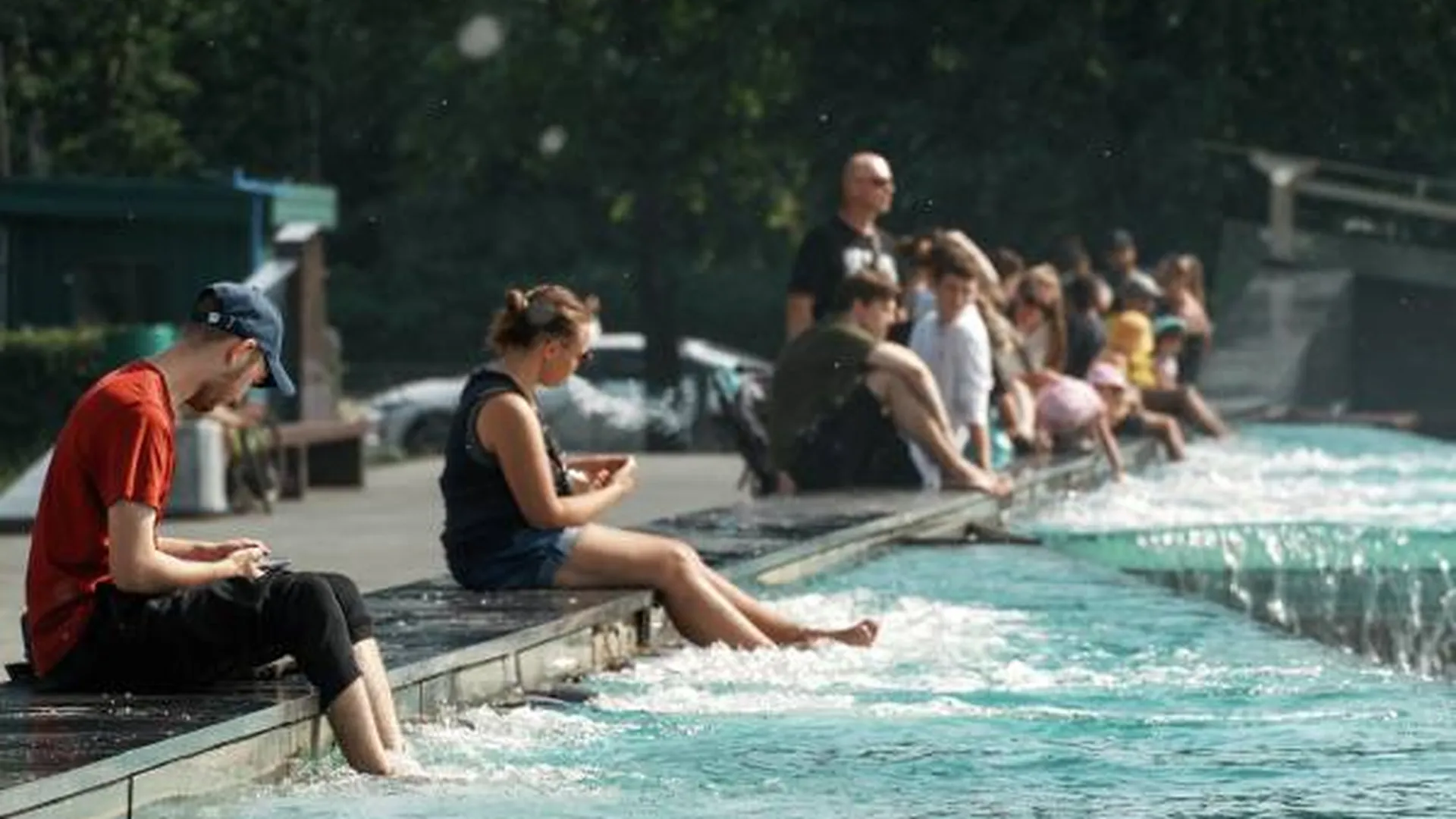 Жарко в спб. Люди в городе фото. Жара в сентябре в спб. Санкт-петербург жара. Лето питер жара.
