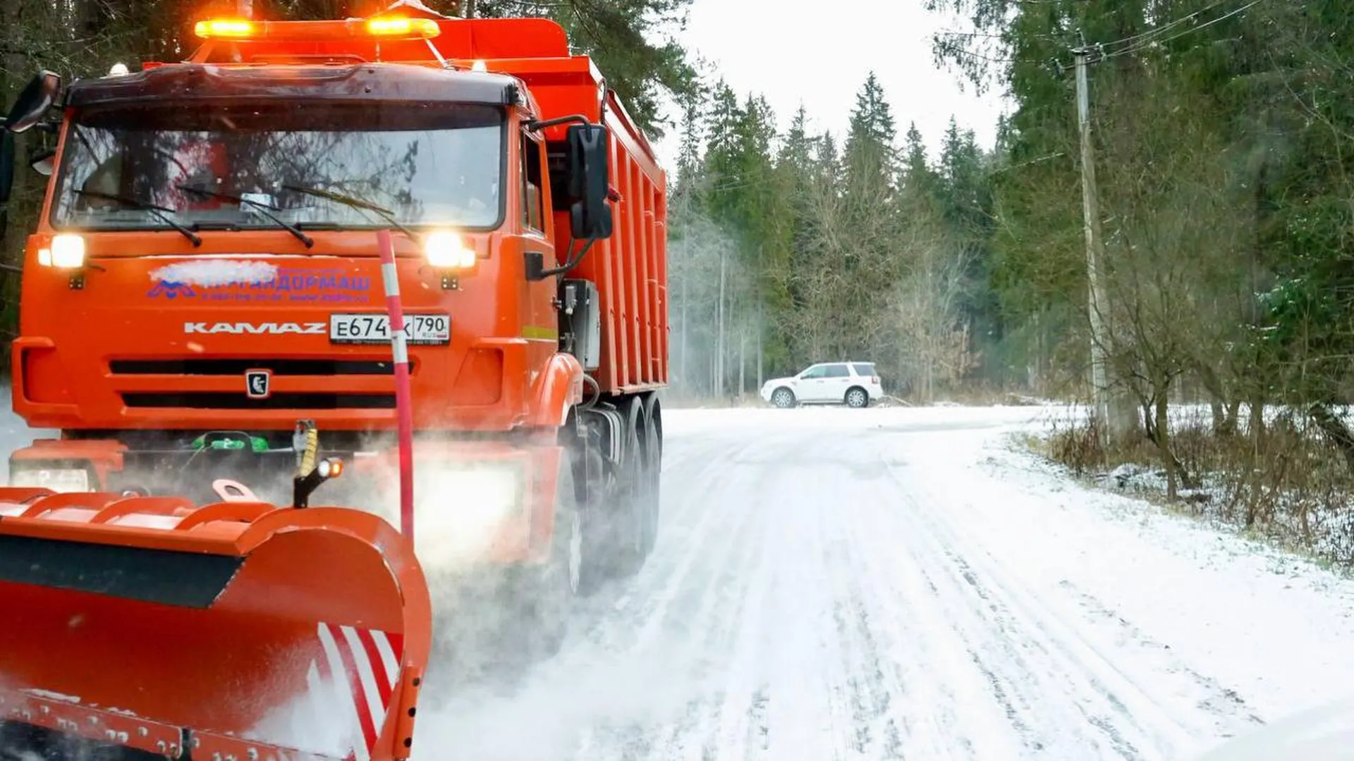 Почти 16 тысяч километров дорог очистили от снега за ночь в Подмосковье