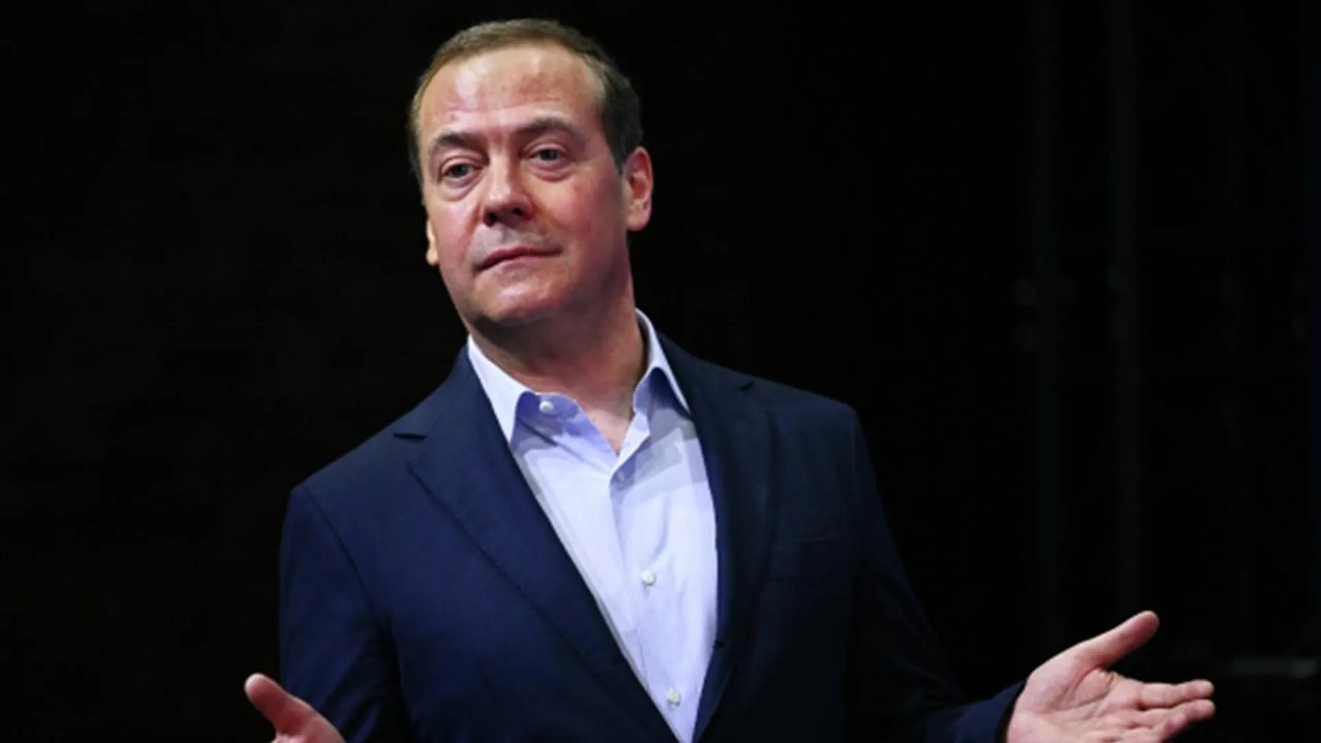 Медведев выложил в сеть работу нейросети, на которой высмеивается «поддержка» Украины