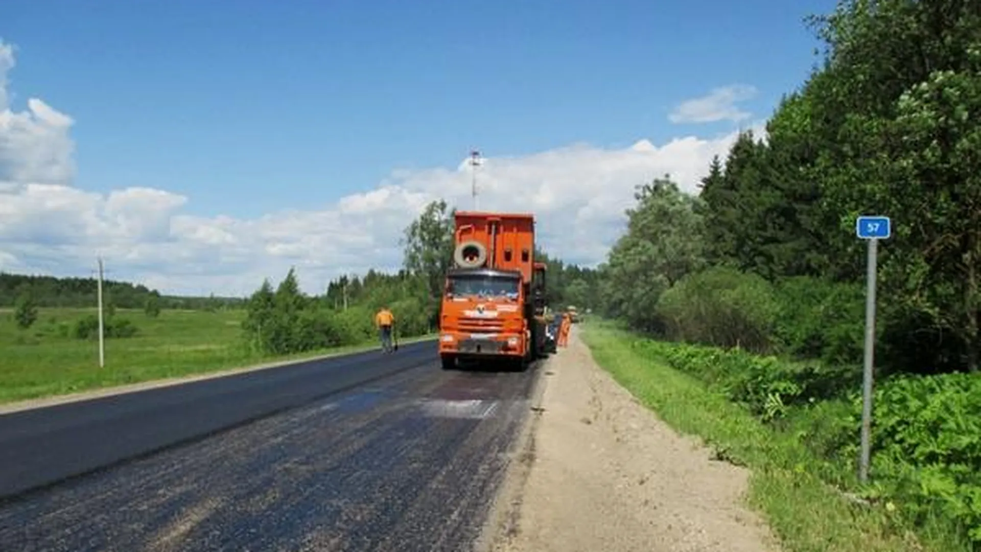 Пять региональных дорог ремонтируют в Можайском районе