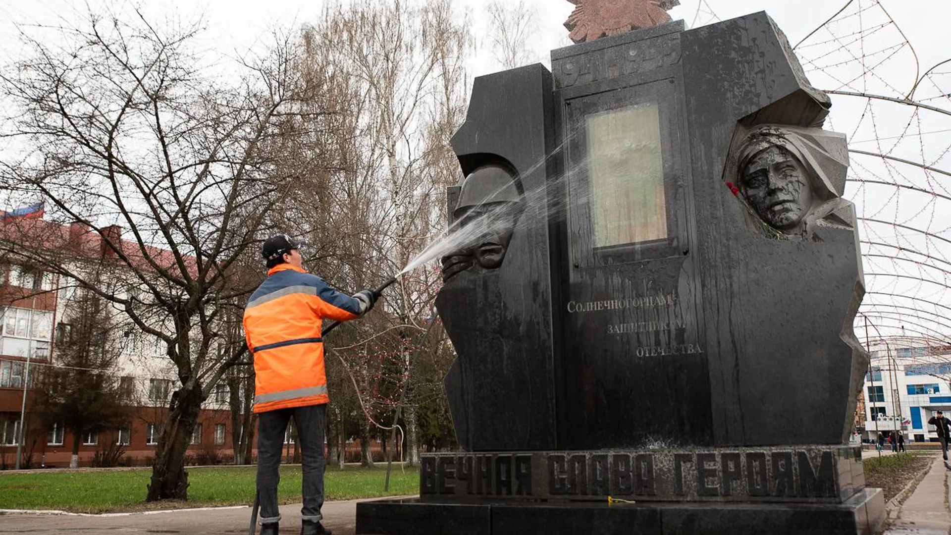 Подготовку объектов памяти Великой Отечественной войны к празднованию Дня Победы проводят в Московской области