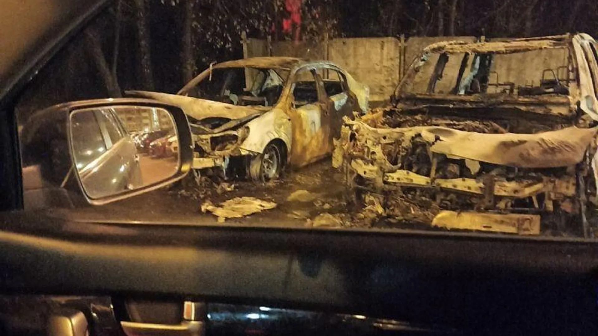 Две машины выгорели у жилого дома в Балашихе
