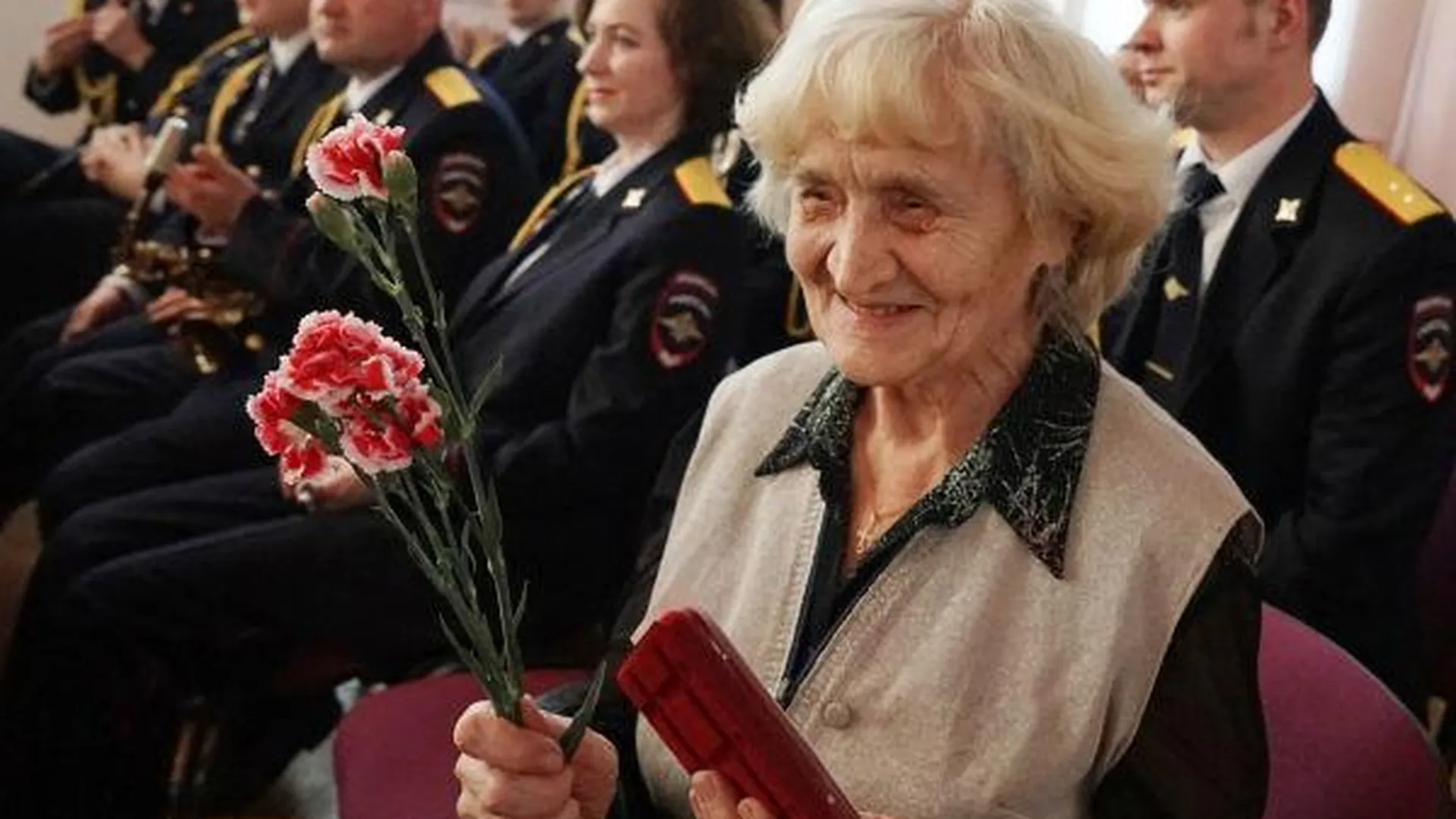 Юбилейные медали вручили 12 ветеранам из Воскресенска