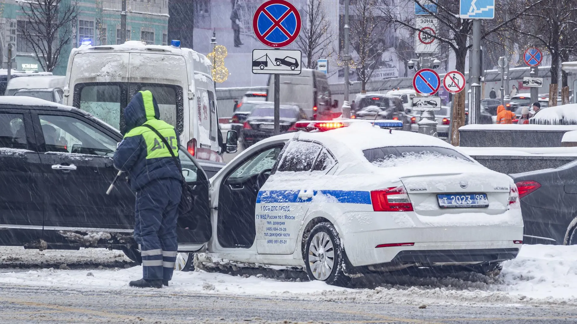 Пассажирка маршрутки и водитель Mercedes пострадали в ДТП на северо-западе  Москвы | 360°