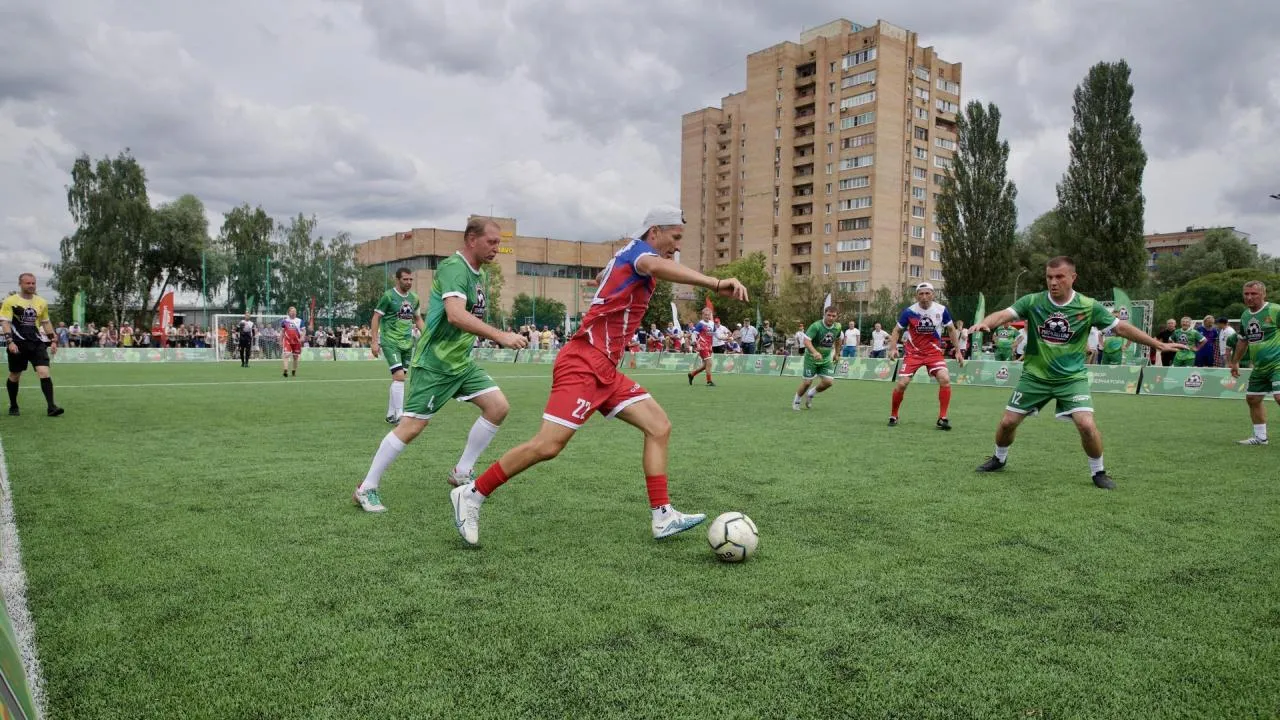 Третий матч сезона проекта «Выходи во двор» в Климовске закончился победой легенд футбола