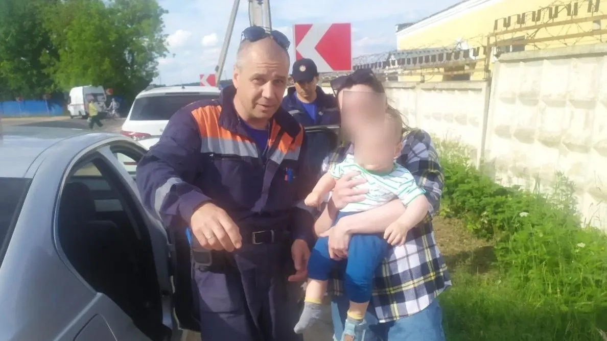 Подмосковные спасатели освободили годовалого ребенка из запертой машины