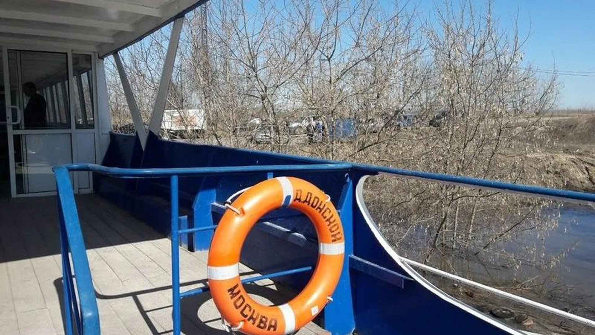 «Дмитрий Донской» начал перевозить жителей Озер через Оку