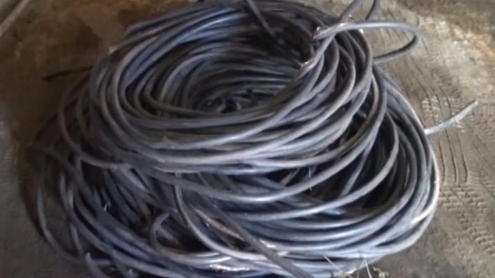 Грабители арендовали экскаватор, чтобы украсть 76 метров телефонного кабеля в столице