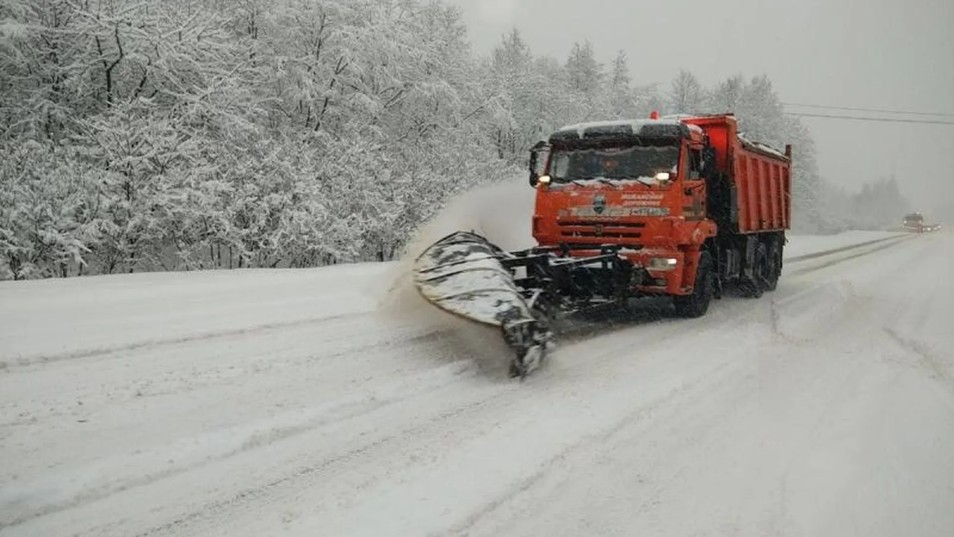 Тресков: все дорожные службы работают в круглосуточном режиме в связи со снегопадом