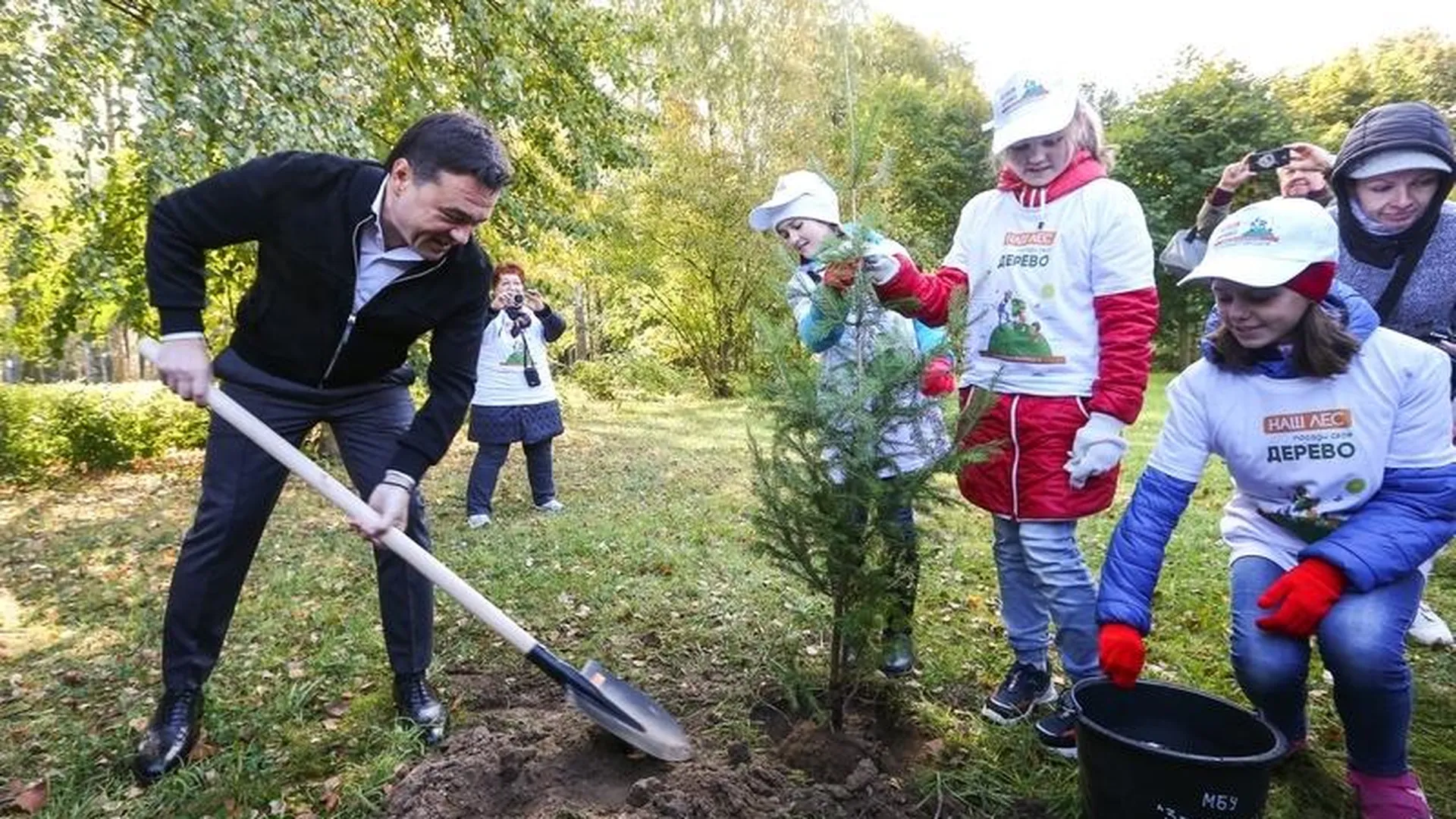 Губернатор посадил с космонавтами деревья в Звездном городке на акции «Наш лес»