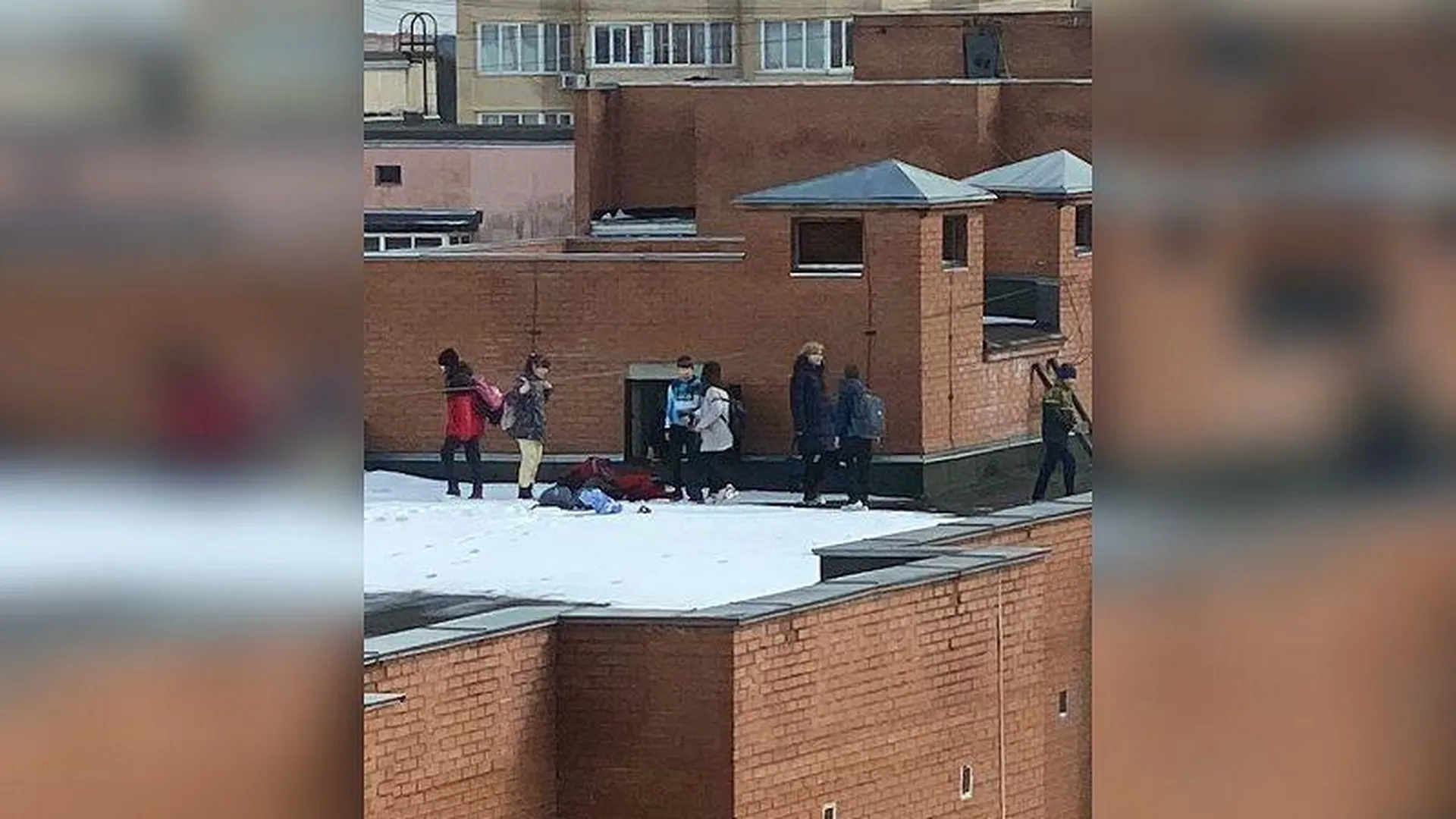 Толпа школьников прогуливала уроки на крыше в Нахабино