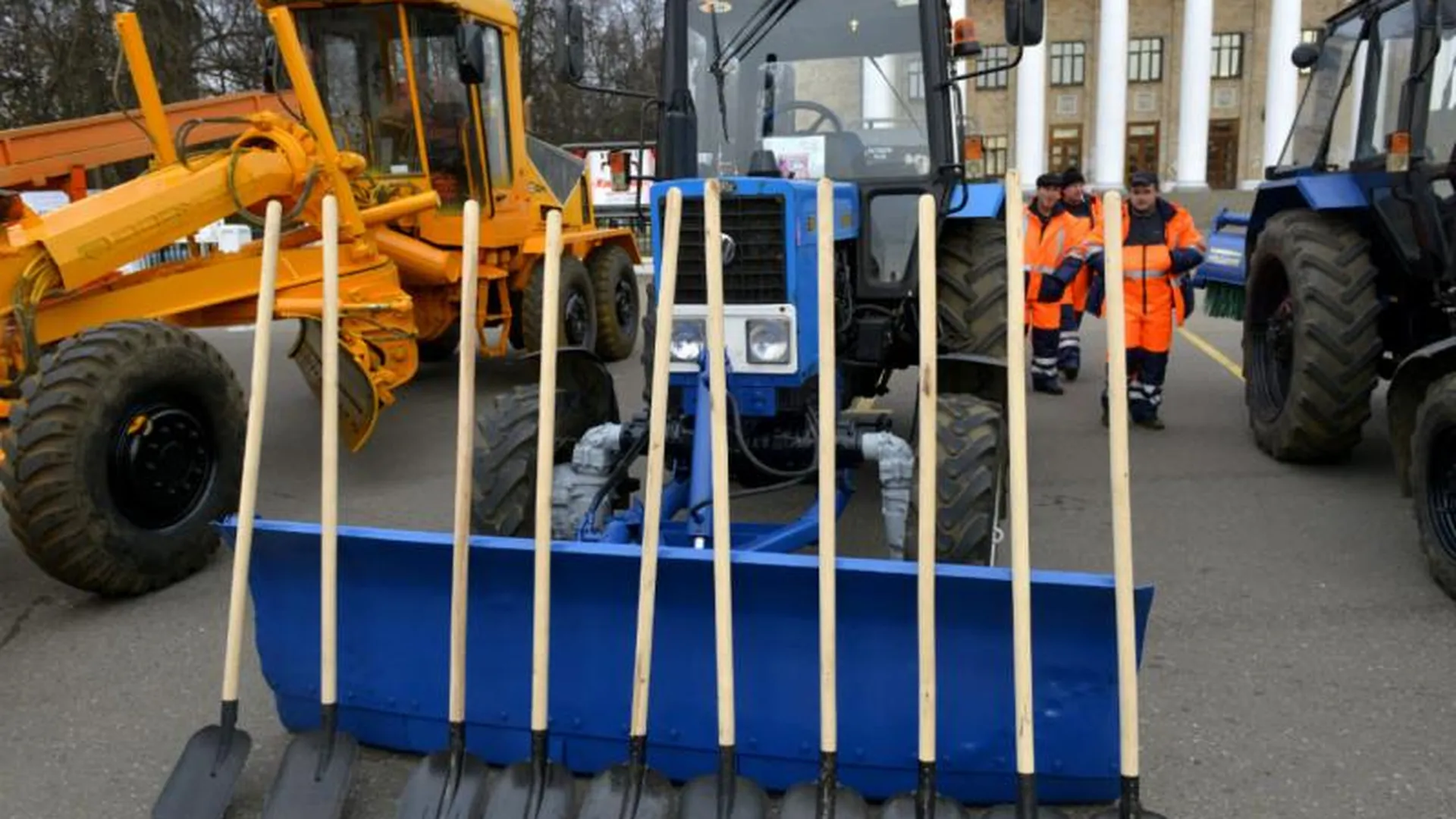 Тракторы, лопаты и метлы для уборки снега представили в Жуковском