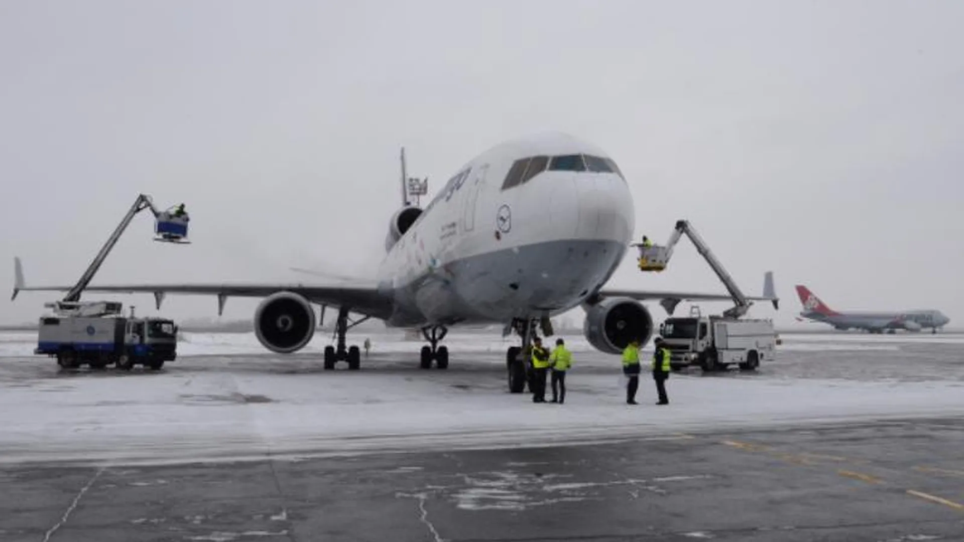 Девяносто рейсов отменили в аэропортах Москвы из-за ледяного дождя