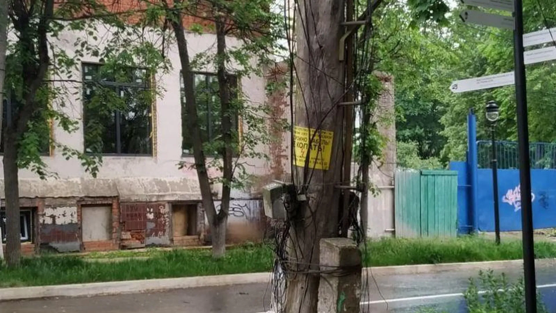 Столб, окутанный паутиной проводов под напряжением, встревожил жителей Звенигорода