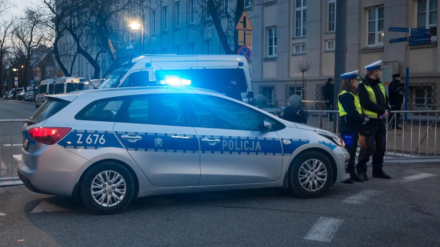 Машина въехала в толпу людей на площади в Польше | 360°