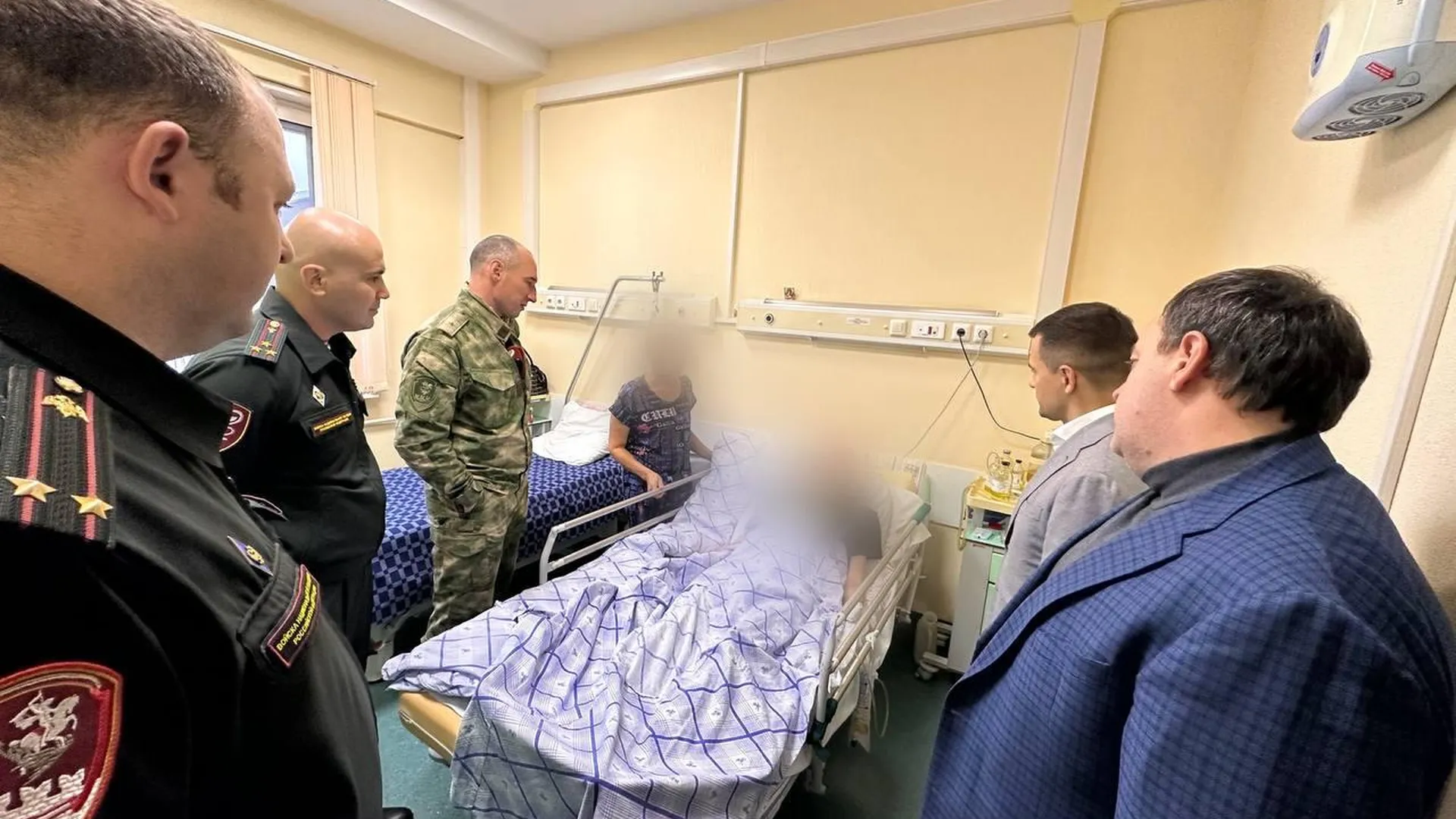 Поддержка и признание героев: Станислав Каторов навестил в госпитале военнослужащих