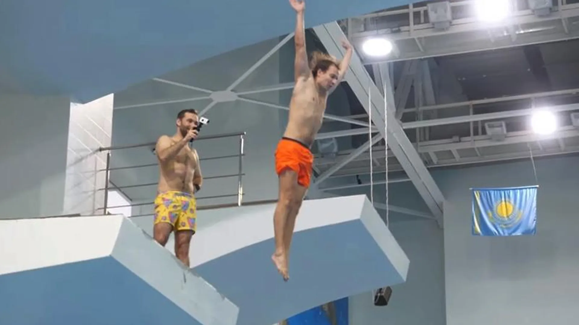 Слепой блогер, совершивший прыжок в бассейн в Рузе, рассказал, как это – лететь в воду в полной темноте 