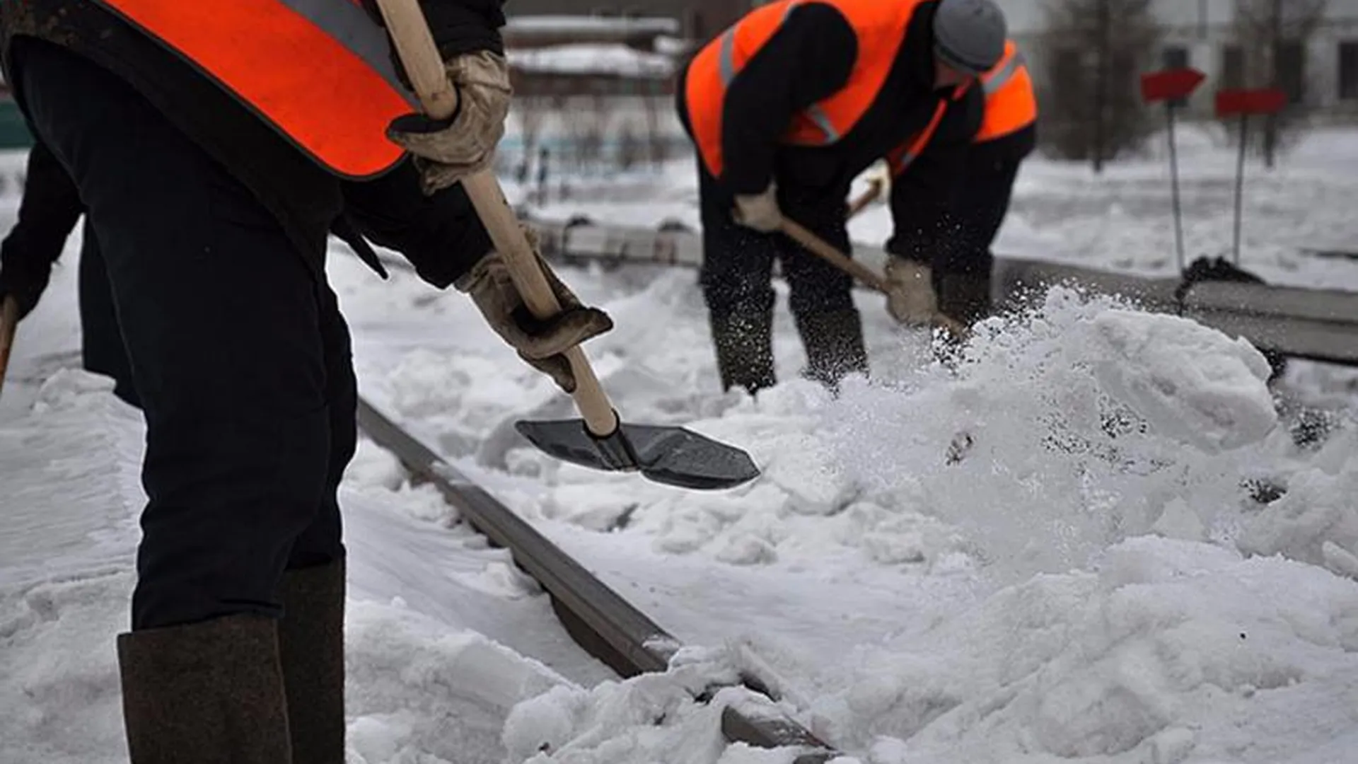 Пять тысяч коммунальщиков расчищают снег во дворах МО
