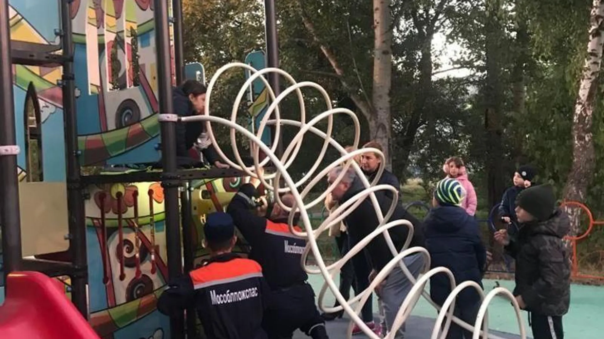 Спасатели «Мособлпожспас» освободили палец ребенка, застрявший в уличном игровом комплексе в Рузе
