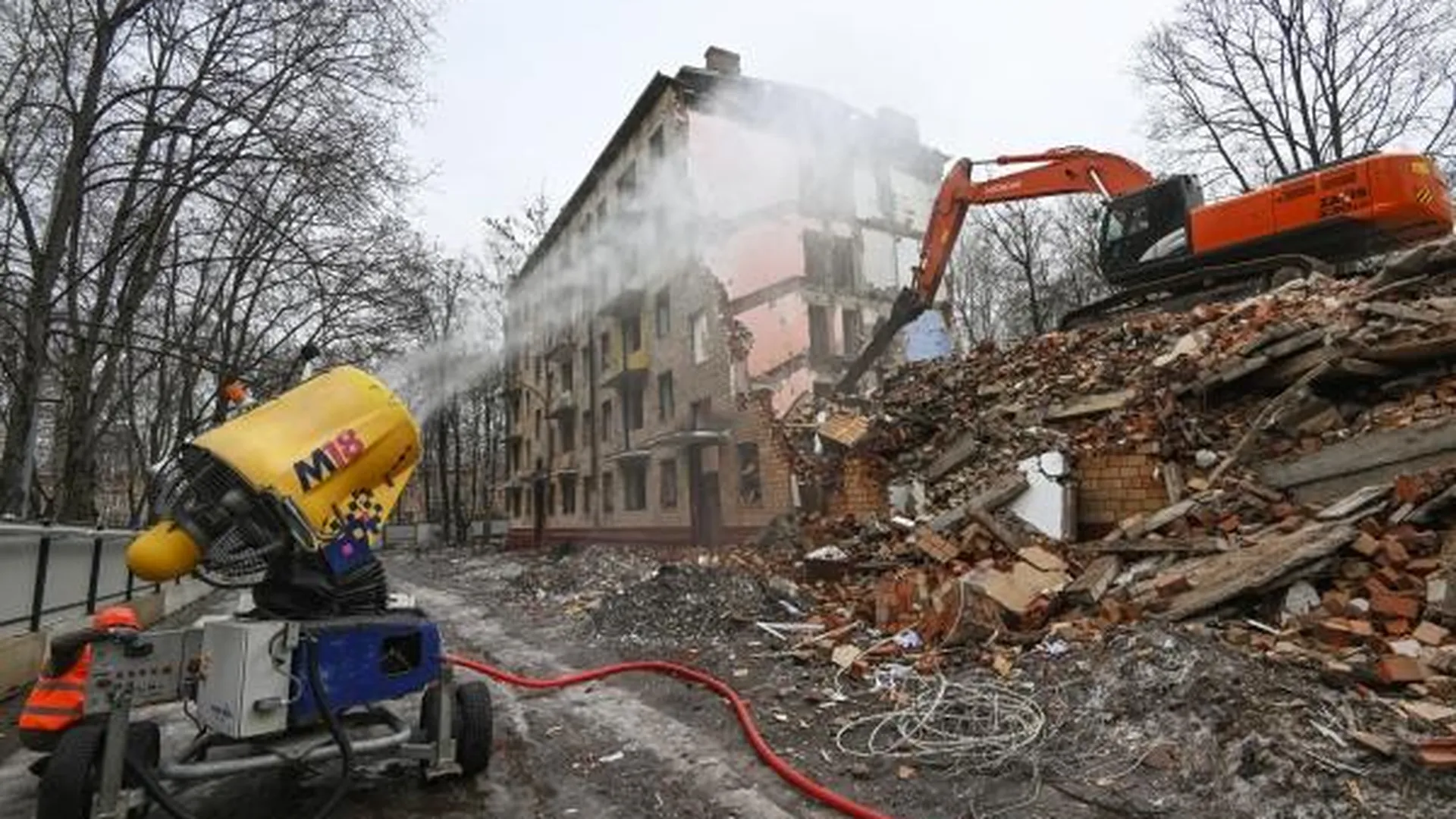 Снос жилого дома по программе реновации на Рязанском проспекте в Москве. С начала 2023 года в рамках реновации в новые квартиры начали переезжать более 2,5 тысячи жителей 11 старых домов